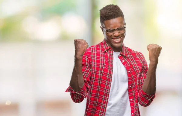 Hombre Afroamericano Joven Sobre Fondo Aislado Muy Feliz Emocionado Haciendo —  Fotos de Stock