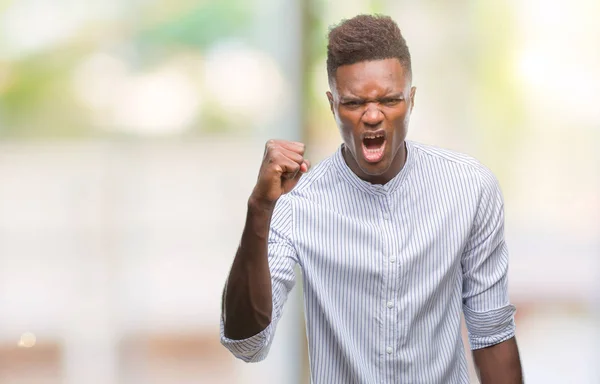 Νεαρός Αφρικανική Αμερικανική Άνθρωπος Πέρα Από Απομονωμένο Υπόβαθρο Θυμώσει Και — Φωτογραφία Αρχείου
