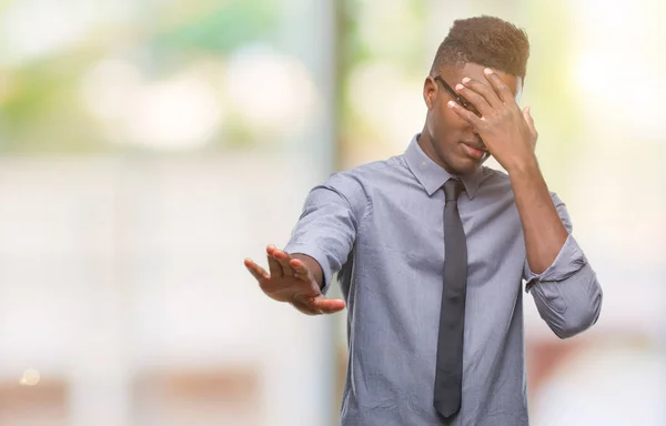 Jovem Homem Negócios Afro Americano Sobre Fundo Isolado Cobrindo Olhos — Fotografia de Stock