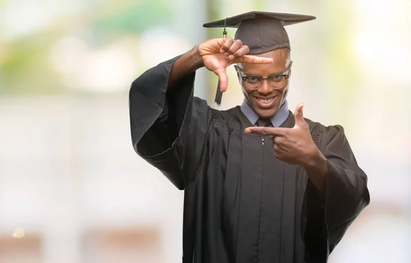 Jovem Graduado Homem Afro Americano Sobre Fundo Isolado Sorrindo Fazendo — Fotografia de Stock