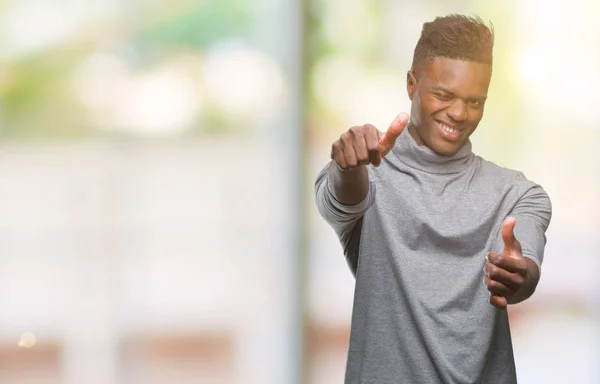 年轻的非洲裔美国男子在孤立的背景下批准做积极的手势与手 竖起大拇指微笑 并为成功而高兴 看着相机 胜利者的手势 — 图库照片