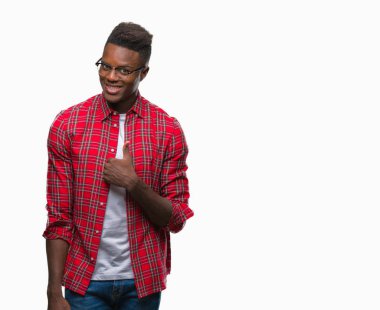 Afrikalı-Amerikalı genç hareketi el ile mutlu yaşasın yapıyor izole arka plan üzerinde. Kameraya bakarak başarı gösteren ile ifade onaylama.