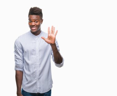 Gösterilen ve parmakları ile işaret izole arka plan üzerinde genç Afro-Amerikan adam kendinden emin ve mutlu gülümseyerek süre beş numara.