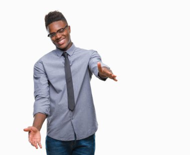 Sarılmak için kollarını açarak gülümseyerek kameraya bakarak izole arka plan üzerinde genç Afro-Amerikalı iş adamı. Neşeli ifade kucaklayan mutluluk.