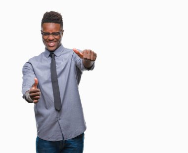 Genç Afro-Amerikalı iş adamı izole arka plan onaylama üzerinde el ile olumlu hareketi yapıyor gülümseyen ve başarı için mutlu yaşasın. Kamera, kazanan jest arıyorsunuz.