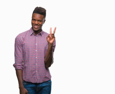 Afrikalı-Amerikalı genç mutlu yüz zafer işareti yaparken kameraya göz kırpıyor ile gülümseyen izole arka plan üzerinde. İki numaralı.