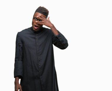Mahcup ifadeyle parmaklarımın arasından görünen genç Afro-Amerikan rahip adam yüz ve gözler el ile kapsayan şok bakmak izole arka plan üzerinde.
