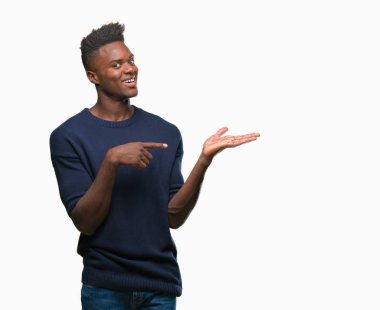 Genç Afro-Amerikan adam üzerinden hayran ve el ile sunulması ve parmak ile işaret ederken kameraya gülümseyen izole arka plan.