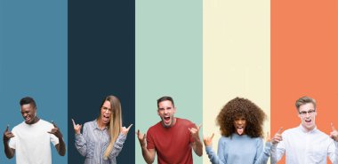 Bir grup insan üzerinde vintage deli ifade rock simge elle yapıyor ile bağırarak arka plan renkleri. Müzik yıldızı. Ağır kavramı.