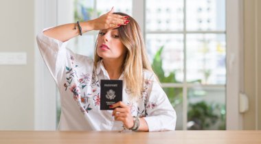 Genç kadın evde bir pasaport ile vurguladı Amerika Birleşik Devletleri tutarak kafasına, utanç ile şok el ve yüz, öfkeli ve sinirli sürpriz. Korku ve hata için üzgün.