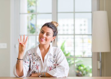 Genç kadın evde gösterilen ve parmak dördüncü gülümseyen ise kendinden emin ve mutlu yukarı dönük.