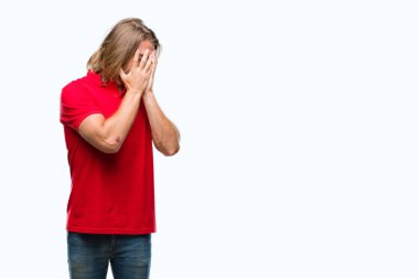 Yüzünü elleriyle ağlayarak süre kapsayan üzgün ifade ile izole arka plan üzerinde uzun saçlı Genç yakışıklı adam. Depresyon kavramı.