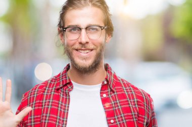 Uzun saç gözlük gösterilen ve parmakları ile işaret izole arka plan üzerinde genç yakışıklı adamla beş kendinden emin ve mutlu gülümseyerek iken numara.