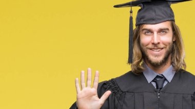 Gösterilen ve parmakları ile işaret izole arka plan üzerinde uzun saçlı Genç mezun yakışıklı beş kendinden emin ve mutlu gülümseyerek iken numara.