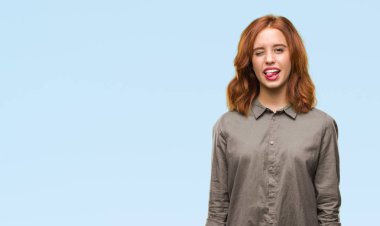 Genç güzel kadın dilini izole arka plan yüzünden out komik ifade ile mutlu. Duygu kavramı.