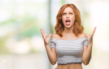 Genç güzel kadın izole arka plan çılgın ve kızgın bağırarak ve agresif ifade ve silah kaldırdı bağırıyor. Hayal kırıklığı kavramı.