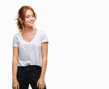 Genç güzel kadın uzak tarafına yüzünde, doğal ifade gülümseme ile seyir izole arka plan yüzünden. Kendine güvenen gülüyor.