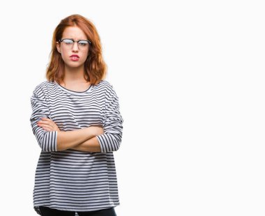 İzole arka yüz çapraz kolları üzerinde gözlük şüpheci ve sinir, onaylamayan ifade giyen genç güzel kadın. Negatif kişi.