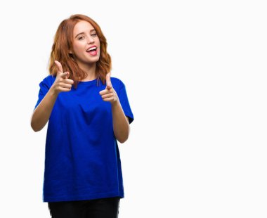 Genç güzel kadın için fotoğraf makinesi ile mutlu ve komik yüz parmakları işaret izole arka plan yüzünden. İyi enerji ve vibes.