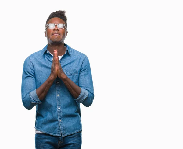 年轻的非洲裔美国人在孤立的背景乞讨和祈祷与希望表达在脸上非常情绪化和担心 请求宽恕 宗教概念 — 图库照片