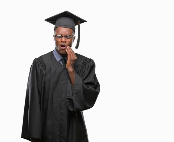 Jeune Homme Diplômé Afro Américain Sur Fond Isolé Touchant Bouche — Photo