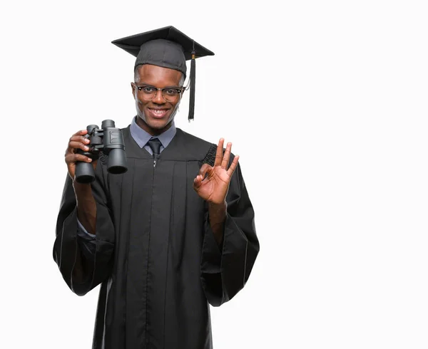 Mladý Absolvent Afroamerické Muže Hledají Práci Pomocí Dalekohledu Dělá Cedulka — Stock fotografie