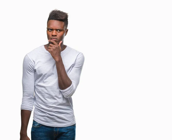 Молодий Афроамериканець Людиною Над Ізольованих Фону Рук Підборіддя Думаючи Про — стокове фото