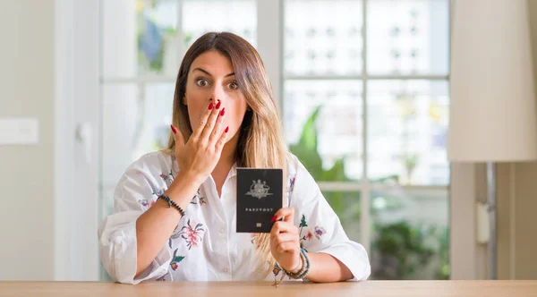 Genç Kadın Evde Bir Pasaport Hata Korku Sessizlik Içinde Gizli — Stok fotoğraf