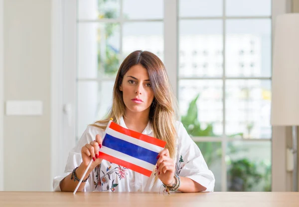 Junge Frau Hause Mit Thailändischer Fahne Und Selbstbewusstem Gesichtsausdruck — Stockfoto