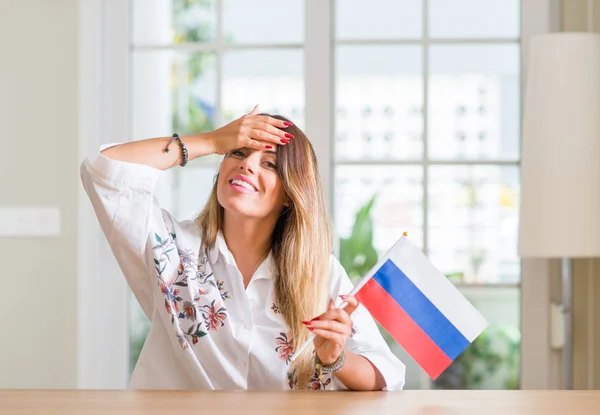 Jovem Mulher Casa Segurando Bandeira Rússia Estressado Com Mão Cabeça — Fotografia de Stock