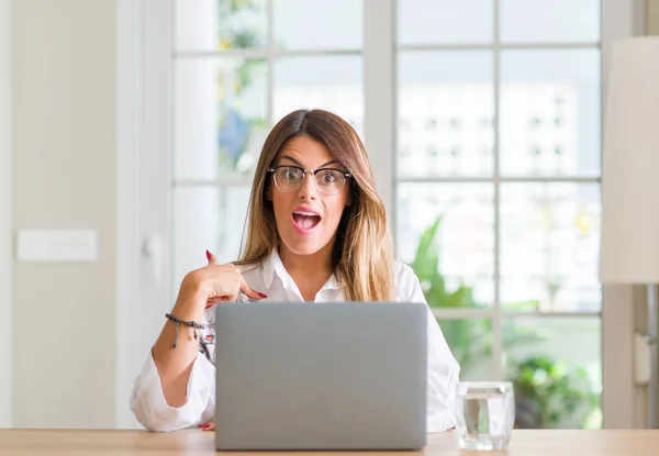 Mujer Joven Casa Usando Ordenador Portátil Con Cara Sorpresa Señalando — Foto de Stock