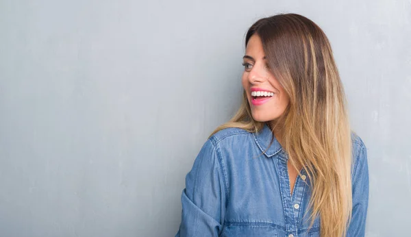 Mujer Adulta Joven Sobre Pared Gris Grunge Con Traje Mezclilla — Foto de Stock