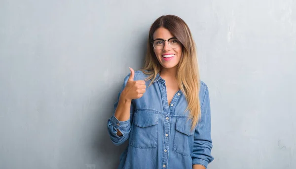Młoda Kobieta Dorosłych Streszczenie Szary Mur Okularach Robi Szczęśliwy Kciuk — Zdjęcie stockowe