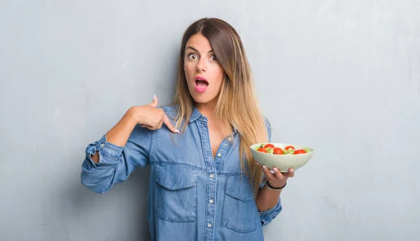 Jonge Volwassen Vrouw Grijs Grunge Muur Eten Gezond Tomatensalade Met — Stockfoto