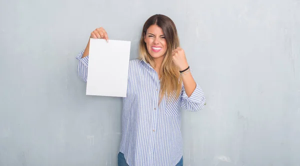 Joven Mujer Adulta Sobre Pared Grunge Gris Sosteniendo Hoja Papel —  Fotos de Stock