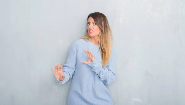 Young Adult Woman Grey Grunge Wall Wearing Winter Outfit Disgusted — Stock Photo, Image