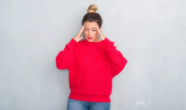 Giovane Donna Adulta Sopra Parete Grigia Grunge Indossando Abiti Invernali — Foto Stock