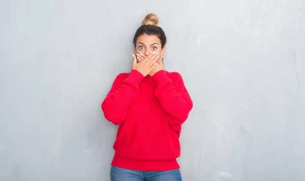 Junge Erwachsene Frau Über Grauer Grunge Wand Winterlichem Outfit Schockiert — Stockfoto