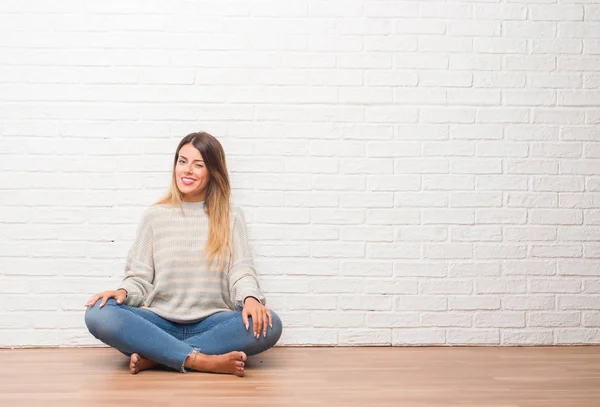 Junge Erwachsene Frau Sitzt Auf Dem Boden Über Weißen Backstein — Stockfoto
