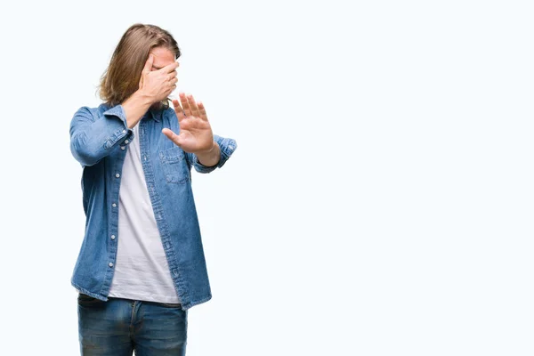 Joven Hombre Guapo Con Pelo Largo Sobre Fondo Aislado Cubriendo — Foto de Stock