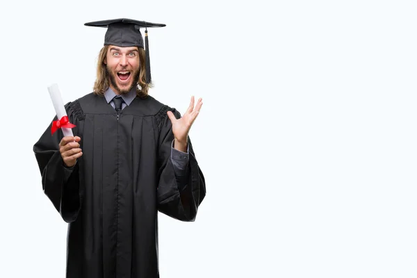 Jovem Homem Bonito Pós Graduação Com Cabelo Longo Segurando Grau — Fotografia de Stock