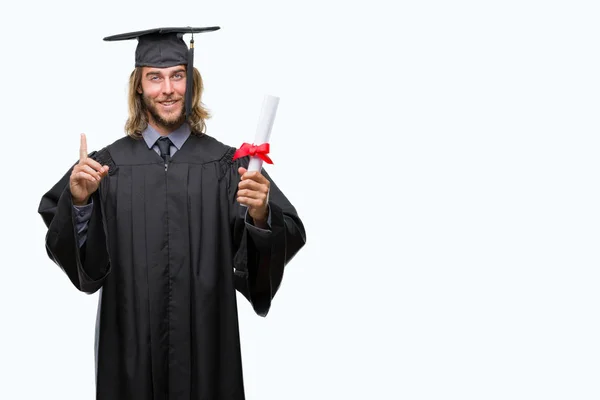 Joven Hombre Apuesto Graduado Con Pelo Largo Sosteniendo Grado Sobre — Foto de Stock