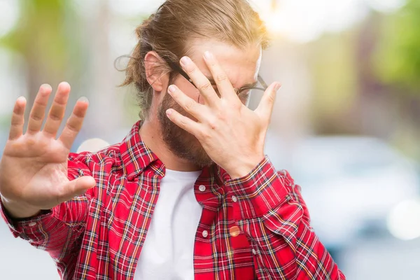 Giovane Bell Uomo Con Capelli Lunghi Che Indossa Occhiali Sfondo — Foto Stock