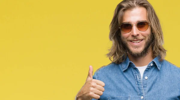 Homem Bonito Jovem Com Cabelos Longos Usando Óculos Sol Sobre — Fotografia de Stock