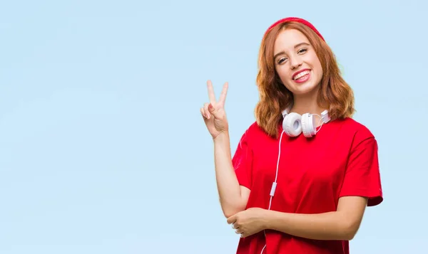 Jovem Bela Mulher Hipster Sobre Fundo Isolado Usando Fones Ouvido — Fotografia de Stock