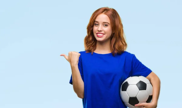 Junge Schöne Frau Über Isoliertem Hintergrund Fußballball Zeigend Und Mit — Stockfoto