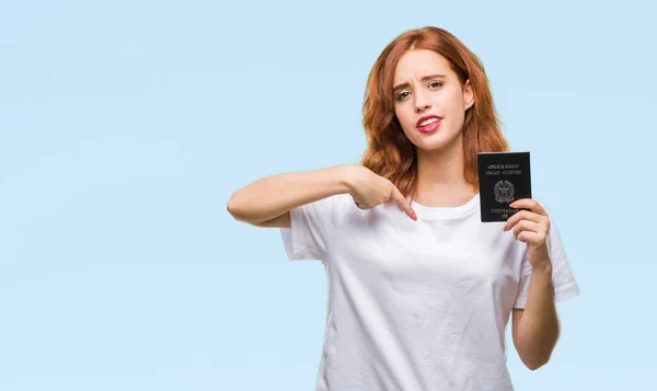 Młoda Kobieta Piękne Paszportem Włochy Białym Tle Niespodzianka Twarzy Palcem — Zdjęcie stockowe