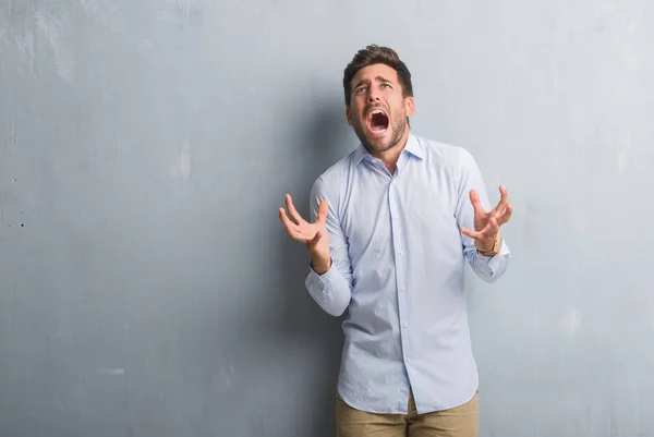 Joven Hombre Negocios Guapo Sobre Pared Gris Grunge Usando Camisa —  Fotos de Stock