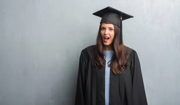 Mladá Bruneta Žena Nad Grunge Šedou Zeď Nošení Postgraduální Uniformu — Stock fotografie