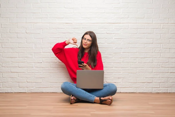 Jovem Morena Sentada Chão Usando Laptop Smartphone Com Rosto Irritado — Fotografia de Stock